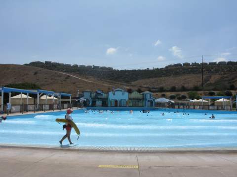 Waterpark wave pool